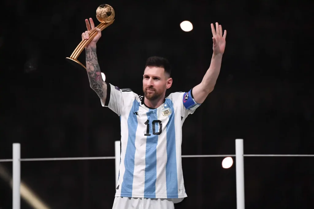 Messi lyfter pokalen för Argentina, VM 2022 | Foto: FEP / Bildbyrån