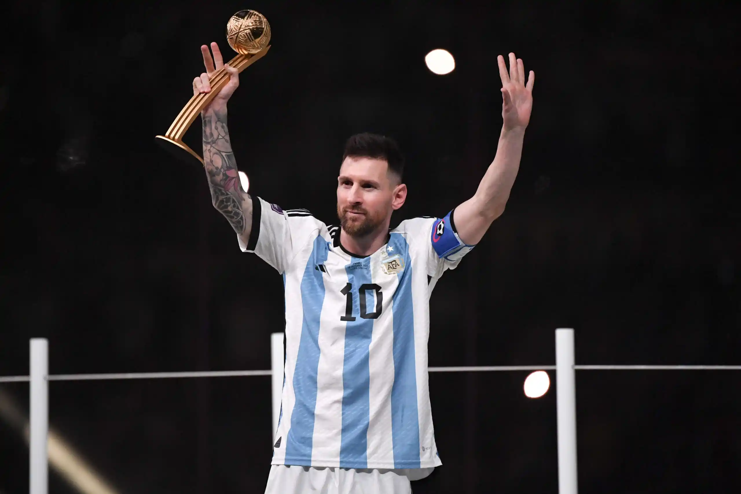 Messi lyfter pokalen för Argentina, VM 2022 | Foto: FEP / Bildbyrån